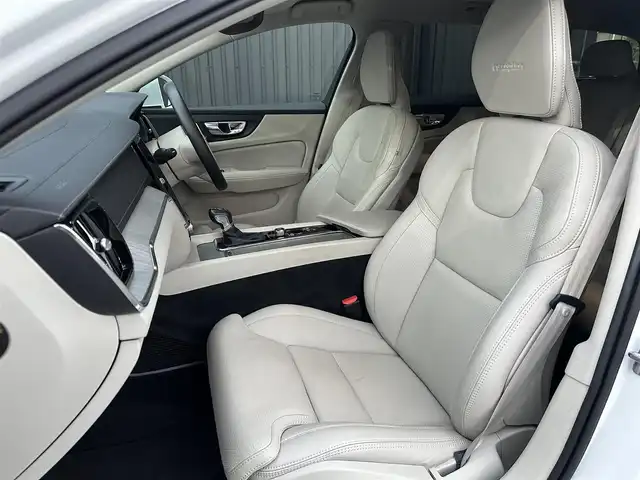 ボルボ Ｖ６０ T5 インスクリプション 福島県 2019(平31)年 6万km クリスタルホワイトP Harmon Kardon/アダプティブクルーズコントロール/ブラインドスポットモニター/レーンキープアシスト/ヘッドアップディスプレイ/インテリセーフ/アクティブベンティングヘッドライト/自動駐車/パーキングアシスト/ファインナッパレザー(ブロンド)/パワーシート(前席)/エアシート(前席)/シートヒーター(前席)/パワーバックドア/フットオープナー/純正ナビ(BT/USB/CD)/AppleCarPlay/フルセグTV/360°/バックカメラ/純正19AW/ドライブレコーダー(前後)/ETC/取扱説明書/保証書/スペアキー