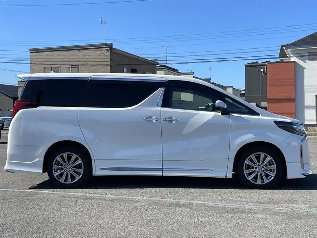トヨタ アルファード S タイプゴールドⅡ 道央・札幌 2021(令3)年 2.8万km ホワイトパールクリスタルシャイン ４WD/モデリスタエアロ/純正ナビ/AM/FM/USB/BT/トヨタセーフティセンス/プリクラッシュセーフティ/横滑り防止装置/レーダークルーズコントロール/レーンキープアシスト/クリアランスソナー/ブラインドスポットモニター/パーキングサポートブレーキ/リアクロストラフィックアラート/ロードサインアシスト/バックカメラ/ビルトインETC2.0/ドライブレコーダー/アイドリングストップ/ECOMODE/デジタルインナーミラー/両側パワースライドドア/パワーバックドア/2列目オットマン/ハーフレザーシート/革巻きステアリング/ステアリングリモコン/AC100V/電動パーキング/ブレーキホールド/MTモード付AT/プッシュスタート/スマートキー/LEDヘッドライト/オートライト/フォグランプ/電動格納ミラー/ウィンカーミラー/フロアマット/ドアバイザー
