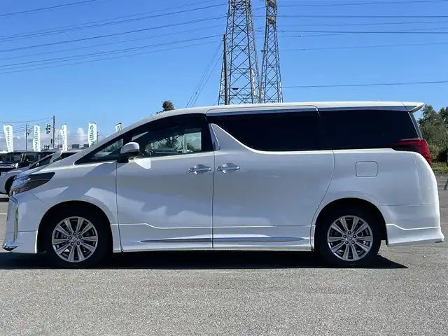 トヨタ アルファード S タイプゴールドⅡ 道央・札幌 2021(令3)年 2.8万km ホワイトパールクリスタルシャイン ４WD/モデリスタエアロ/純正ナビ/AM/FM/USB/BT/トヨタセーフティセンス/プリクラッシュセーフティ/横滑り防止装置/レーダークルーズコントロール/レーンキープアシスト/クリアランスソナー/ブラインドスポットモニター/パーキングサポートブレーキ/リアクロストラフィックアラート/ロードサインアシスト/バックカメラ/ビルトインETC2.0/ドライブレコーダー/アイドリングストップ/ECOMODE/デジタルインナーミラー/両側パワースライドドア/パワーバックドア/2列目オットマン/ハーフレザーシート/革巻きステアリング/ステアリングリモコン/AC100V/電動パーキング/ブレーキホールド/MTモード付AT/プッシュスタート/スマートキー/LEDヘッドライト/オートライト/フォグランプ/電動格納ミラー/ウィンカーミラー/フロアマット/ドアバイザー
