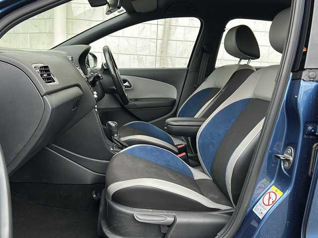 フォルクスワーゲン ポロ ブルーGTブルーモーション 神奈川県 2014(平26)年 8.1万km ブルーシルクM 純正オーディオ(AM/FM/CD/AUX)/リモコンキー/クルーズコントロール/パドルシフト/ハーフレザーシート/ETC/アイドリングストップ/横滑り防止装置/HIDライト/純正フロアマット/純正17インチアルミホイール/ISOFIX/スペアキー×1/保証書/取扱説明書