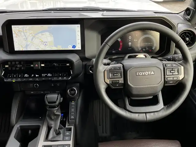 トヨタ ランドクルーザー ２５０ ZX 山口県 2024(令6)年 0.9万km プラチナホワイトパールマイカ ワンオーナー/サンルーフ/茶レザーシート/シートベンチレーション/シートヒーター/パワーシート/純正ナビ・フルセグTV・BT/パノラミックビューカメラ/JBLプレミアムサウンド/デジタルインナーミラー/前後ドライブレコーダー/カラーヘッドアップディスプレイ/ステアリングヒーター/ルーフレール/パワーバックドア/LEDオートライト/LEDフォグ/ETC2.0/スマートキー/プリクラッシュセーフティ/レーダークルーズコントロール