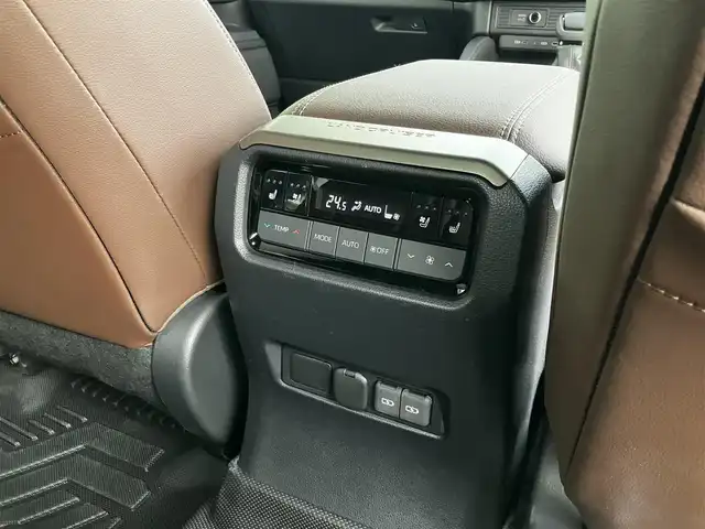 トヨタ ランドクルーザー ２５０ ZX 山口県 2024(令6)年 0.9万km プラチナホワイトパールマイカ ワンオーナー/サンルーフ/茶レザーシート/シートベンチレーション/シートヒーター/パワーシート/純正ナビ・フルセグTV・BT/パノラミックビューカメラ/JBLプレミアムサウンド/デジタルインナーミラー/前後ドライブレコーダー/カラーヘッドアップディスプレイ/ステアリングヒーター/ルーフレール/パワーバックドア/LEDオートライト/LEDフォグ/ETC2.0/スマートキー/プリクラッシュセーフティ/レーダークルーズコントロール