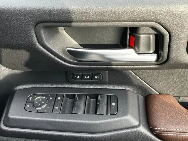 トヨタ ランドクルーザー ２５０ ZX 山口県 2024(令6)年 0.9万km プラチナホワイトパールマイカ ワンオーナー/サンルーフ/茶レザーシート/シートベンチレーション/シートヒーター/パワーシート/純正ナビ・フルセグTV・BT/パノラミックビューカメラ/JBLプレミアムサウンド/デジタルインナーミラー/前後ドライブレコーダー/カラーヘッドアップディスプレイ/ステアリングヒーター/ルーフレール/パワーバックドア/LEDオートライト/LEDフォグ/ETC2.0/スマートキー/プリクラッシュセーフティ/レーダークルーズコントロール