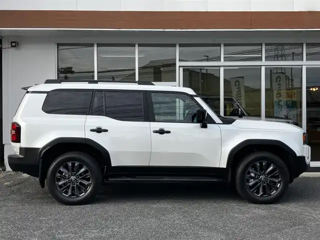 トヨタ ランドクルーザー ２５０ ZX 山口県 2024(令6)年 0.9万km プラチナホワイトパールマイカ ワンオーナー/サンルーフ/茶レザーシート/シートベンチレーション/シートヒーター/パワーシート/純正ナビ・フルセグTV・BT/パノラミックビューカメラ/JBLプレミアムサウンド/デジタルインナーミラー/前後ドライブレコーダー/カラーヘッドアップディスプレイ/ステアリングヒーター/ルーフレール/パワーバックドア/LEDオートライト/LEDフォグ/ETC2.0/スマートキー/プリクラッシュセーフティ/レーダークルーズコントロール