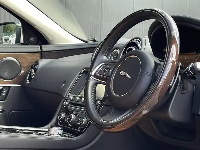 ジャガー ＸＪ プレミアムラグジュアリー 長野県 2018(平30)年 2.6万km ゴールド サンルーフ/ブラウンレザーシート/D/Nベンチレーション/全席シートヒーター/MERIDIANサウンド/デジタルメーター/ACC(アダプティブクルーズコントロール)/純正ナビゲーション/フルセグテレビ/360°カメラ/20インチOPアルミ/インテリジェントエマージェンシーブレーキ/LEDヘッドライト/オートトランク/スマートキー/パーキングアシスト/パークセンサー/カラーコード：１AJ（INGOT）