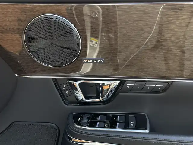 ジャガー ＸＪ プレミアムラグジュアリー 長野県 2018(平30)年 2.6万km ゴールド サンルーフ/ブラウンレザーシート/D/Nベンチレーション/全席シートヒーター/MERIDIANサウンド/デジタルメーター/ACC(アダプティブクルーズコントロール)/純正ナビゲーション/フルセグテレビ/360°カメラ/20インチOPアルミ/インテリジェントエマージェンシーブレーキ/LEDヘッドライト/オートトランク/スマートキー/パーキングアシスト/パークセンサー/カラーコード：１AJ（INGOT）