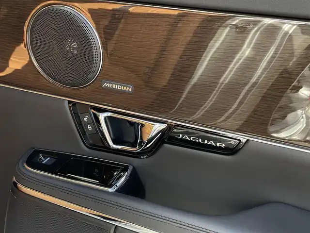 ジャガー ＸＪ プレミアムラグジュアリー 長野県 2018(平30)年 2.6万km ゴールド サンルーフ/ブラウンレザーシート/D/Nベンチレーション/全席シートヒーター/MERIDIANサウンド/デジタルメーター/ACC(アダプティブクルーズコントロール)/純正ナビゲーション/フルセグテレビ/360°カメラ/20インチOPアルミ/インテリジェントエマージェンシーブレーキ/LEDヘッドライト/オートトランク/スマートキー/パーキングアシスト/パークセンサー/カラーコード：１AJ（INGOT）