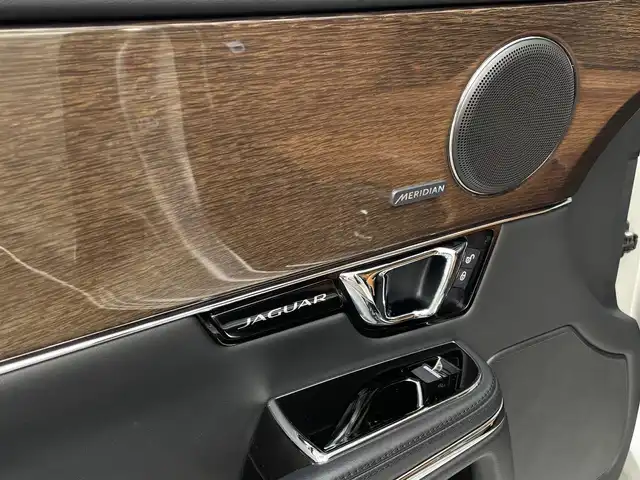 ジャガー ＸＪ プレミアムラグジュアリー 長野県 2018(平30)年 2.6万km ゴールド サンルーフ/ブラウンレザーシート/D/Nベンチレーション/全席シートヒーター/MERIDIANサウンド/デジタルメーター/ACC(アダプティブクルーズコントロール)/純正ナビゲーション/フルセグテレビ/360°カメラ/20インチOPアルミ/インテリジェントエマージェンシーブレーキ/LEDヘッドライト/オートトランク/スマートキー/パーキングアシスト/パークセンサー/カラーコード：１AJ（INGOT）