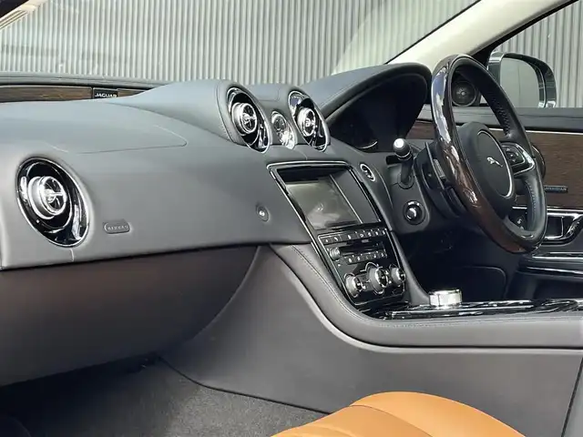 ジャガー ＸＪ プレミアムラグジュアリー 長野県 2018(平30)年 2.6万km ゴールド サンルーフ/ブラウンレザーシート/D/Nベンチレーション/全席シートヒーター/MERIDIANサウンド/デジタルメーター/ACC(アダプティブクルーズコントロール)/純正ナビゲーション/フルセグテレビ/360°カメラ/20インチOPアルミ/インテリジェントエマージェンシーブレーキ/LEDヘッドライト/オートトランク/スマートキー/パーキングアシスト/パークセンサー/カラーコード：１AJ（INGOT）