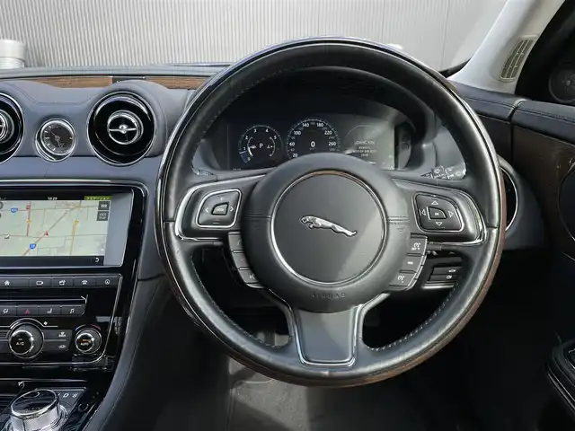 ジャガー ＸＪ プレミアムラグジュアリー 長野県 2018(平30)年 2.6万km ゴールド サンルーフ/ブラウンレザーシート/D/Nベンチレーション/全席シートヒーター/MERIDIANサウンド/デジタルメーター/ACC(アダプティブクルーズコントロール)/純正ナビゲーション/フルセグテレビ/360°カメラ/20インチOPアルミ/インテリジェントエマージェンシーブレーキ/LEDヘッドライト/オートトランク/スマートキー/パーキングアシスト/パークセンサー/カラーコード：１AJ（INGOT）