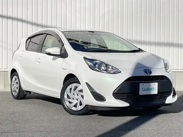 トヨタ アクア S 群馬県 2017(平29)年 2.1万km ライムホワイトパールクリスタルシャイン トヨタ純正7インチSDナビ(AM/FM/Bluetooth/フルセグTV/CD)/フルセグTV/バックカメラ/ワンオーナー/スマートエントリーパッケージ/ナビレディパッケージ/トヨタセーフティーセンス/純正フロアマット/オートライト/スマートキー/プッシュスタート/スペアキー/保証書/取扱説明書