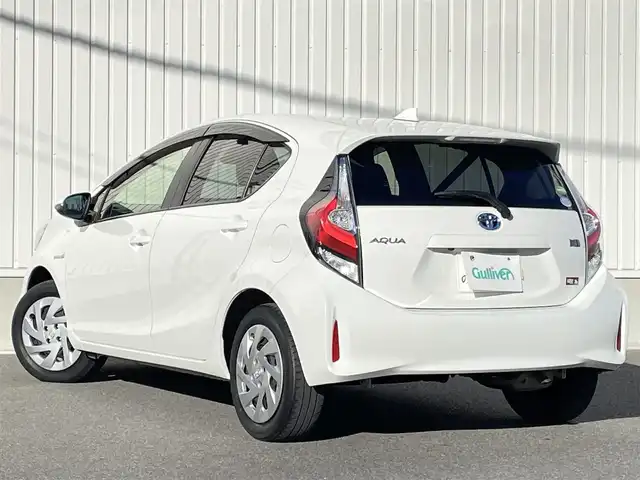 トヨタ アクア S 群馬県 2017(平29)年 2.1万km ライムホワイトパールクリスタルシャイン トヨタ純正7インチSDナビ(AM/FM/Bluetooth/フルセグTV/CD)/フルセグTV/バックカメラ/ワンオーナー/スマートエントリーパッケージ/ナビレディパッケージ/トヨタセーフティーセンス/純正フロアマット/オートライト/スマートキー/プッシュスタート/スペアキー/保証書/取扱説明書