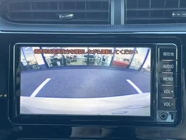 トヨタ アクア S 群馬県 2017(平29)年 2.1万km ライムホワイトパールクリスタルシャイン トヨタ純正7インチSDナビ(AM/FM/Bluetooth/フルセグTV/CD)/フルセグTV/バックカメラ/ワンオーナー/スマートエントリーパッケージ/ナビレディパッケージ/トヨタセーフティーセンス/純正フロアマット/オートライト/スマートキー/プッシュスタート/スペアキー/保証書/取扱説明書