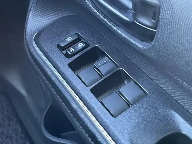 トヨタ アクア S 群馬県 2017(平29)年 2.1万km ライムホワイトパールクリスタルシャイン トヨタ純正7インチSDナビ(AM/FM/Bluetooth/フルセグTV/CD)/フルセグTV/バックカメラ/ワンオーナー/スマートエントリーパッケージ/ナビレディパッケージ/トヨタセーフティーセンス/純正フロアマット/オートライト/スマートキー/プッシュスタート/スペアキー/保証書/取扱説明書