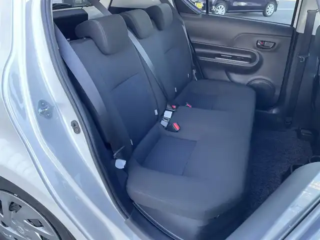 トヨタ アクア S 群馬県 2017(平29)年 2.1万km ライムホワイトパールクリスタルシャイン トヨタ純正7インチSDナビ(AM/FM/Bluetooth/フルセグTV/CD)/フルセグTV/バックカメラ/ワンオーナー/スマートエントリーパッケージ/ナビレディパッケージ/トヨタセーフティーセンス/純正フロアマット/オートライト/スマートキー/プッシュスタート/スペアキー/保証書/取扱説明書