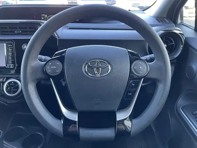 トヨタ アクア S 群馬県 2017(平29)年 2.1万km ライムホワイトパールクリスタルシャイン トヨタ純正7インチSDナビ(AM/FM/Bluetooth/フルセグTV/CD)/フルセグTV/バックカメラ/ワンオーナー/スマートエントリーパッケージ/ナビレディパッケージ/トヨタセーフティーセンス/純正フロアマット/オートライト/スマートキー/プッシュスタート/スペアキー/保証書/取扱説明書