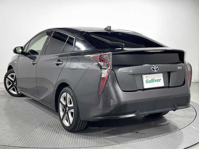 トヨタ プリウス S ツーリングセレクション 広島県 2016(平28)年 5.5万km グレーメタリック 純正９型ナビ/・Bluetooth接続/・CD/DVD/ＨＤＭI再生機能/レーダークルーズコントロール/黒革レザーシート/バックカメラ/シートヒーター/オートマティックハイビーム/ビルトインＥＴＣ/ＬＥＤヘッドライト/衝突軽減/誤発進抑制/ドライブレコーダー