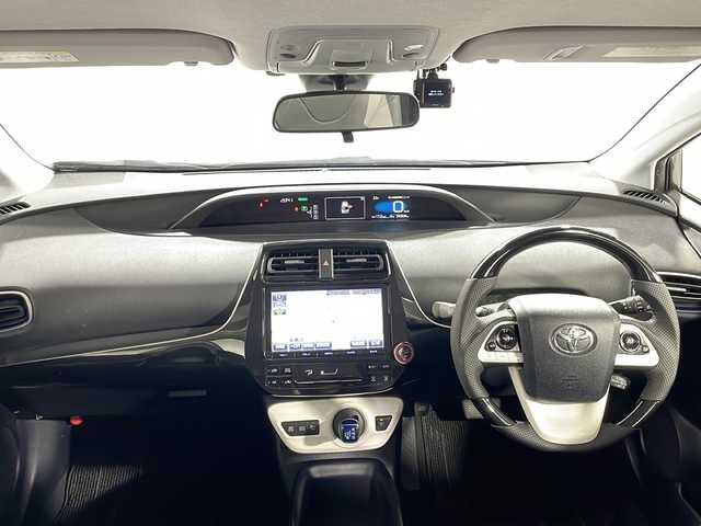 トヨタ プリウス S ツーリングセレクション 広島県 2016(平28)年 5.5万km グレーメタリック 純正９型ナビ/・Bluetooth接続/・CD/DVD/ＨＤＭI再生機能/レーダークルーズコントロール/黒革レザーシート/バックカメラ/シートヒーター/オートマティックハイビーム/ビルトインＥＴＣ/ＬＥＤヘッドライト/衝突軽減/誤発進抑制/ドライブレコーダー