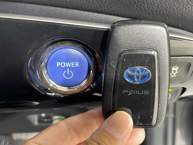 トヨタ プリウス S ツーリングセレクション 広島県 2016(平28)年 5.5万km グレーメタリック 純正９型ナビ/・Bluetooth接続/・CD/DVD/ＨＤＭI再生機能/レーダークルーズコントロール/黒革レザーシート/バックカメラ/シートヒーター/オートマティックハイビーム/ビルトインＥＴＣ/ＬＥＤヘッドライト/衝突軽減/誤発進抑制/ドライブレコーダー