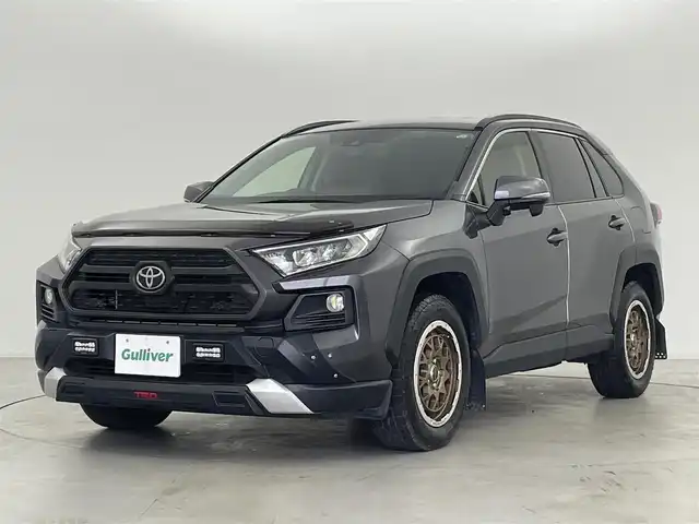 トヨタ ＲＡＶ４ アドベンチャー 群馬県 2019(令1)年 6.5万km グレーメタリック TRDフロントロアガーニッシュ/TRDフロントバンパーガーニッシュ(LED付)/TRDバックドアガーニッシュ/TRDバックドアロアガーニッシュ/TRDマッドフラップ/リヤクロストラフィックオートブレーキ(パーキングサポートブレーキ/後方接近車両)/ブラインドスポットモニター（BSM）/ステアリングヒーター/快適温熱シート/シートベンチレーション/＝＝＝＝＝/carrozzeria8インチナビ(AVIC-RQ902)/・AM/FM/CD/DVD/Bluetooth/フルセグTV/前方ドライブレコーダー/合皮シート/前席パワーシート/ETC/ダウンヒルアシストコントロール/LEDヘッドライト/サイドカメラ/電動パーキングブレーキ/オートブレーキホールド/スマートキー/プッシュスタート