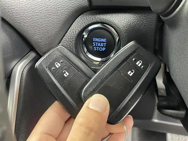 トヨタ ＲＡＶ４ アドベンチャー 群馬県 2019(令1)年 6.5万km グレーメタリック TRDフロントロアガーニッシュ/TRDフロントバンパーガーニッシュ(LED付)/TRDバックドアガーニッシュ/TRDバックドアロアガーニッシュ/TRDマッドフラップ/リヤクロストラフィックオートブレーキ(パーキングサポートブレーキ/後方接近車両)/ブラインドスポットモニター（BSM）/ステアリングヒーター/快適温熱シート/シートベンチレーション/＝＝＝＝＝/carrozzeria8インチナビ(AVIC-RQ902)/・AM/FM/CD/DVD/Bluetooth/フルセグTV/前方ドライブレコーダー/合皮シート/前席パワーシート/ETC/ダウンヒルアシストコントロール/LEDヘッドライト/サイドカメラ/電動パーキングブレーキ/オートブレーキホールド/スマートキー/プッシュスタート