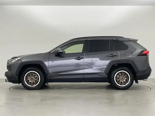 トヨタ ＲＡＶ４ アドベンチャー 群馬県 2019(令1)年 6.5万km グレーメタリック TRDフロントロアガーニッシュ/TRDフロントバンパーガーニッシュ(LED付)/TRDバックドアガーニッシュ/TRDバックドアロアガーニッシュ/TRDマッドフラップ/リヤクロストラフィックオートブレーキ(パーキングサポートブレーキ/後方接近車両)/ブラインドスポットモニター（BSM）/ステアリングヒーター/快適温熱シート/シートベンチレーション/＝＝＝＝＝/carrozzeria8インチナビ(AVIC-RQ902)/・AM/FM/CD/DVD/Bluetooth/フルセグTV/前方ドライブレコーダー/合皮シート/前席パワーシート/ETC/ダウンヒルアシストコントロール/LEDヘッドライト/サイドカメラ/電動パーキングブレーキ/オートブレーキホールド/スマートキー/プッシュスタート