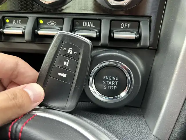 トヨタ ８６ GT リミテッド ブラックPKG 愛媛県 2019(令1)年 5.2万km クリスタルホワイトパール ワンオーナー/6速MT/brembo製ディスクブレーキ/純正ナビ/・Bluetooth/・CD/フルセグTV/バックカメラ/ETC/プッシュスタート/クルーズコントロール/横滑り防止機能/純正フロアマット/ハーフレザーシート/シートヒーター/革巻きステアリング/スマートキー/LEDヘッドライト/オートライト/オートマチックハイビーム