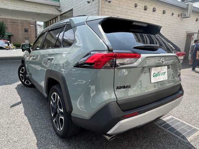 トヨタ ＲＡＶ４ アドベンチャー 東京都 2021(令3)年 2.3万km アーバンカーキ 登録時走行22142km/ワンオーナー/セーフティセンス/・プリクラッシュセーフティ/・レーントレーシングアシストポート/・レーダークルーズコントロール/・オートマチックハイビーム/・ロードサインアシスト/パノラマムーンルーフ/純正メモリーナビ・フルセグTV/バックカメラ/ブラインドスポットモニター/リアクロストラフィックオートブレーキ/ステアリングヒーター/前席シートベンチレーション＆シートヒーター/D席パワーシート/アクセサリーコンセント/オレンジステッチ入ライトグレー合皮シート/ビルトインETC2.0/インテリジェントクリアランスソナー/USB端子/R6年記録簿/保証書・取説/スペアキー