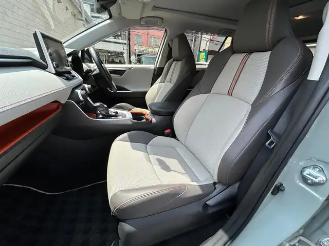 トヨタ ＲＡＶ４ アドベンチャー 東京都 2021(令3)年 2.3万km アーバンカーキ 登録時走行22142km/ワンオーナー/セーフティセンス/・プリクラッシュセーフティ/・レーントレーシングアシストポート/・レーダークルーズコントロール/・オートマチックハイビーム/・ロードサインアシスト/パノラマムーンルーフ/純正メモリーナビ・フルセグTV/バックカメラ/ブラインドスポットモニター/リアクロストラフィックオートブレーキ/ステアリングヒーター/前席シートベンチレーション＆シートヒーター/D席パワーシート/アクセサリーコンセント/オレンジステッチ入ライトグレー合皮シート/ビルトインETC2.0/インテリジェントクリアランスソナー/USB端子/R6年記録簿/保証書・取説/スペアキー