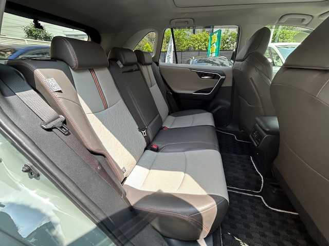 トヨタ ＲＡＶ４ アドベンチャー 東京都 2021(令3)年 2.3万km アーバンカーキ 登録時走行22142km/ワンオーナー/セーフティセンス/・プリクラッシュセーフティ/・レーントレーシングアシストポート/・レーダークルーズコントロール/・オートマチックハイビーム/・ロードサインアシスト/パノラマムーンルーフ/純正メモリーナビ・フルセグTV/バックカメラ/ブラインドスポットモニター/リアクロストラフィックオートブレーキ/ステアリングヒーター/前席シートベンチレーション＆シートヒーター/D席パワーシート/アクセサリーコンセント/オレンジステッチ入ライトグレー合皮シート/ビルトインETC2.0/インテリジェントクリアランスソナー/USB端子/R6年記録簿/保証書・取説/スペアキー