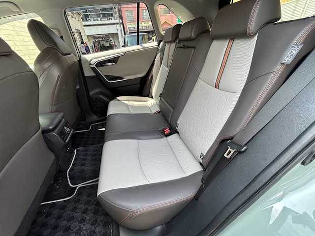 トヨタ ＲＡＶ４ アドベンチャー 東京都 2021(令3)年 2.3万km アーバンカーキ 登録時走行22142km/ワンオーナー/セーフティセンス/・プリクラッシュセーフティ/・レーントレーシングアシストポート/・レーダークルーズコントロール/・オートマチックハイビーム/・ロードサインアシスト/パノラマムーンルーフ/純正メモリーナビ・フルセグTV/バックカメラ/ブラインドスポットモニター/リアクロストラフィックオートブレーキ/ステアリングヒーター/前席シートベンチレーション＆シートヒーター/D席パワーシート/アクセサリーコンセント/オレンジステッチ入ライトグレー合皮シート/ビルトインETC2.0/インテリジェントクリアランスソナー/USB端子/R6年記録簿/保証書・取説/スペアキー
