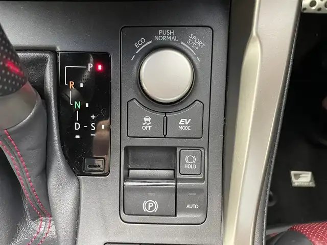レクサス ＮＸ 300h Fスポーツ 滋賀県 2015(平27)年 6.8万km グラファイトブラックガラスフレーク 9.8インチ純正ナビ/CD/DVD/TV/Bluetooth/ブルーレイ/クルーズコントロール（追従）/デジタルインナーミラー/ドラレコ（前方JADO G100+）/オートホールド/ステアリングヒーター/パワーシート（D＋N席）/シートヒーター（D＋N席）/LEDヘッドライト