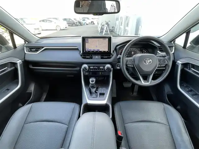トヨタ ＲＡＶ４ G 佐賀県 2022(令4)年 2.6万km ホワイトパールクリスタルシャイン ワンオーナー/純正9インチSDナビゲーション/・フルセグTV/CD/DVD/SD/HDMI/Bluetooth/バックカメラ/ビルトインETC/パワーリアゲ―ト/電子パーキングブレーキ/AUTO HOLD機能/合皮シート/D席メモリー機能付パワーシート/D＋N席シートヒーター/シートベンチレーション/ISOFIX対応/革巻きステアリング/ステアリングヒーター/ステアリングリモコン/純正18インチアルミホイール/純正LEDヘッドライト/オートマチックハイビーム/純正LEDフォグランプ/純正フロアマット/純正ドアバイザ―/新車保証書/取扱説明書/トヨタセーフティセンス/・レーダークルーズコントロール/・レーントレーシングアシスト/・プリクラッシュセーフティ/・ブラインドスポットモニター/・クリアランスソナー/・リヤクロストラフィックアラート/・ロードサインアシスト