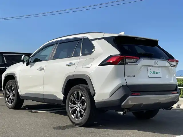 トヨタ ＲＡＶ４ G 佐賀県 2022(令4)年 2.6万km ホワイトパールクリスタルシャイン ワンオーナー/純正9インチSDナビゲーション/・フルセグTV/CD/DVD/SD/HDMI/Bluetooth/バックカメラ/ビルトインETC/パワーリアゲ―ト/電子パーキングブレーキ/AUTO HOLD機能/合皮シート/D席メモリー機能付パワーシート/D＋N席シートヒーター/シートベンチレーション/ISOFIX対応/革巻きステアリング/ステアリングヒーター/ステアリングリモコン/純正18インチアルミホイール/純正LEDヘッドライト/オートマチックハイビーム/純正LEDフォグランプ/純正フロアマット/純正ドアバイザ―/新車保証書/取扱説明書/トヨタセーフティセンス/・レーダークルーズコントロール/・レーントレーシングアシスト/・プリクラッシュセーフティ/・ブラインドスポットモニター/・クリアランスソナー/・リヤクロストラフィックアラート/・ロードサインアシスト