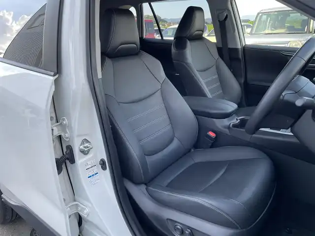 トヨタ ＲＡＶ４ G 佐賀県 2022(令4)年 2.6万km ホワイトパールクリスタルシャイン ワンオーナー/純正9インチSDナビゲーション/・フルセグTV/CD/DVD/SD/HDMI/Bluetooth/バックカメラ/ビルトインETC/パワーリアゲ―ト/電子パーキングブレーキ/AUTO HOLD機能/合皮シート/D席メモリー機能付パワーシート/D＋N席シートヒーター/シートベンチレーション/ISOFIX対応/革巻きステアリング/ステアリングヒーター/ステアリングリモコン/純正18インチアルミホイール/純正LEDヘッドライト/オートマチックハイビーム/純正LEDフォグランプ/純正フロアマット/純正ドアバイザ―/新車保証書/取扱説明書/トヨタセーフティセンス/・レーダークルーズコントロール/・レーントレーシングアシスト/・プリクラッシュセーフティ/・ブラインドスポットモニター/・クリアランスソナー/・リヤクロストラフィックアラート/・ロードサインアシスト