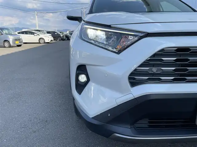 トヨタ ＲＡＶ４ G 佐賀県 2022(令4)年 2.6万km ホワイトパールクリスタルシャイン ワンオーナー/純正9インチSDナビゲーション/・フルセグTV/CD/DVD/SD/HDMI/Bluetooth/バックカメラ/ビルトインETC/パワーリアゲ―ト/電子パーキングブレーキ/AUTO HOLD機能/合皮シート/D席メモリー機能付パワーシート/D＋N席シートヒーター/シートベンチレーション/ISOFIX対応/革巻きステアリング/ステアリングヒーター/ステアリングリモコン/純正18インチアルミホイール/純正LEDヘッドライト/オートマチックハイビーム/純正LEDフォグランプ/純正フロアマット/純正ドアバイザ―/新車保証書/取扱説明書/トヨタセーフティセンス/・レーダークルーズコントロール/・レーントレーシングアシスト/・プリクラッシュセーフティ/・ブラインドスポットモニター/・クリアランスソナー/・リヤクロストラフィックアラート/・ロードサインアシスト