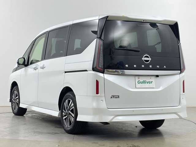 日産 セレナ ハイウェイスター V 道央・札幌 2023(令5)年 2.8万km プリズムホワイト ・４WD/プロパイロット/・エマージェンシブレーキ/・社外ナビ　/バックカメラ /・Bluetooth/USB/・両側パワースライドドア/・LEDライト/オートライト/・ブラインドスポットモニター/・ステアリングヒーター/・パドルシフト/・シートヒーター/・ETC