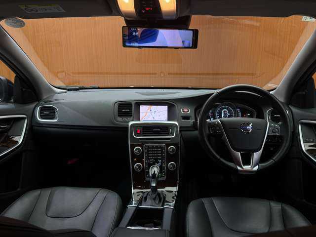 ボルボ Ｖ６０ D4 クラシック 千葉県 2018(平30)年 3.8万km 黒 サンルーフ　/純正ナビ　/バックカメラ　/ＰＤＣ　/ＡＣＣ　/ＢＬＩＳ　/黒革　/シートヒーター　/パワーシート　/キセノンヘッドライト　/オートライト　/ＥＴＣ　/レーンキーピングエイド　/アイドリングストップ