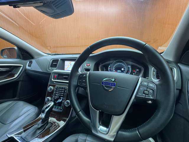 ボルボ Ｖ６０ D4 クラシック 千葉県 2018(平30)年 3.8万km 黒 サンルーフ　/純正ナビ　/バックカメラ　/ＰＤＣ　/ＡＣＣ　/ＢＬＩＳ　/黒革　/シートヒーター　/パワーシート　/キセノンヘッドライト　/オートライト　/ＥＴＣ　/レーンキーピングエイド　/アイドリングストップ