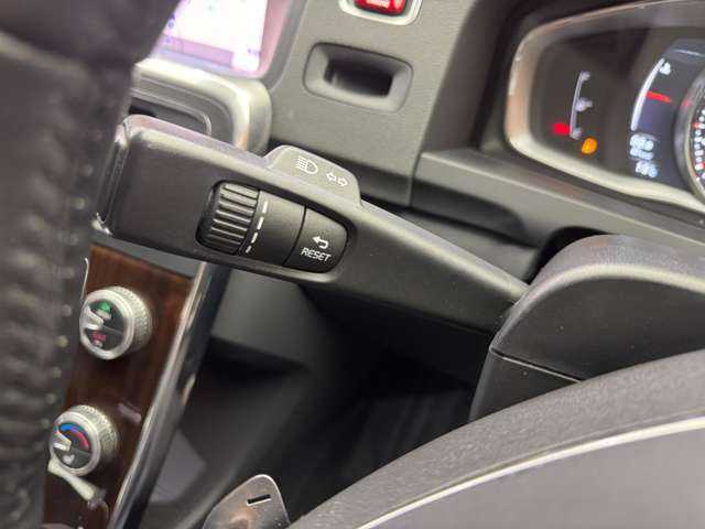 ボルボ Ｖ６０ D4 クラシック 千葉県 2018(平30)年 3.8万km 黒 サンルーフ　/純正ナビ　/バックカメラ　/ＰＤＣ　/ＡＣＣ　/ＢＬＩＳ　/黒革　/シートヒーター　/パワーシート　/キセノンヘッドライト　/オートライト　/ＥＴＣ　/レーンキーピングエイド　/アイドリングストップ