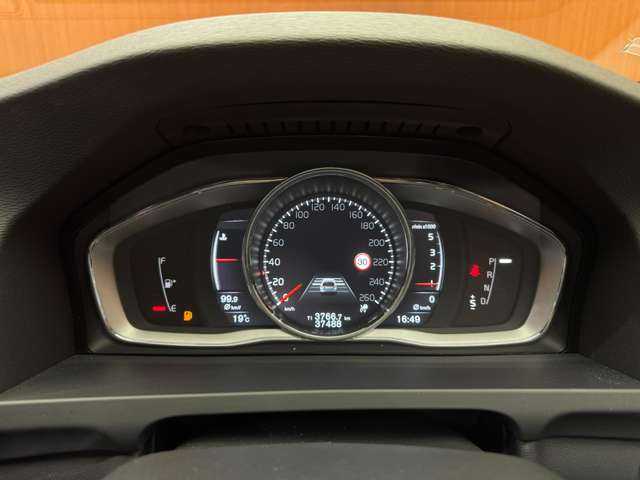 ボルボ Ｖ６０ D4 クラシック 千葉県 2018(平30)年 3.8万km 黒 サンルーフ　/純正ナビ　/バックカメラ　/ＰＤＣ　/ＡＣＣ　/ＢＬＩＳ　/黒革　/シートヒーター　/パワーシート　/キセノンヘッドライト　/オートライト　/ＥＴＣ　/レーンキーピングエイド　/アイドリングストップ