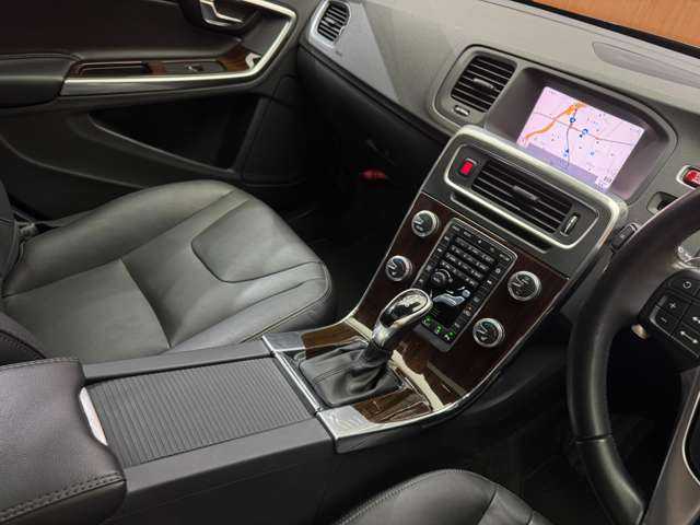 ボルボ Ｖ６０ D4 クラシック 千葉県 2018(平30)年 3.8万km 黒 サンルーフ　/純正ナビ　/バックカメラ　/ＰＤＣ　/ＡＣＣ　/ＢＬＩＳ　/黒革　/シートヒーター　/パワーシート　/キセノンヘッドライト　/オートライト　/ＥＴＣ　/レーンキーピングエイド　/アイドリングストップ