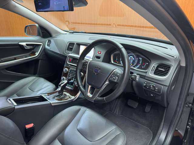 ボルボ Ｖ６０ D4 クラシック 千葉県 2018(平30)年 3.8万km 黒 サンルーフ　/純正ナビ　/バックカメラ　/ＰＤＣ　/ＡＣＣ　/ＢＬＩＳ　/黒革　/シートヒーター　/パワーシート　/キセノンヘッドライト　/オートライト　/ＥＴＣ　/レーンキーピングエイド　/アイドリングストップ