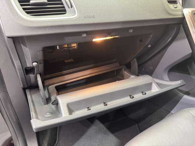 ボルボ Ｖ６０ D4 クラシック 千葉県 2018(平30)年 3.8万km 黒 サンルーフ　/純正ナビ　/バックカメラ　/ＰＤＣ　/ＡＣＣ　/ＢＬＩＳ　/黒革　/シートヒーター　/パワーシート　/キセノンヘッドライト　/オートライト　/ＥＴＣ　/レーンキーピングエイド　/アイドリングストップ