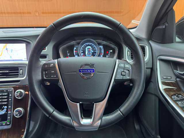 ボルボ Ｖ６０ D4 クラシック 千葉県 2018(平30)年 3.8万km 黒 サンルーフ　/純正ナビ　/バックカメラ　/ＰＤＣ　/ＡＣＣ　/ＢＬＩＳ　/黒革　/シートヒーター　/パワーシート　/キセノンヘッドライト　/オートライト　/ＥＴＣ　/レーンキーピングエイド　/アイドリングストップ