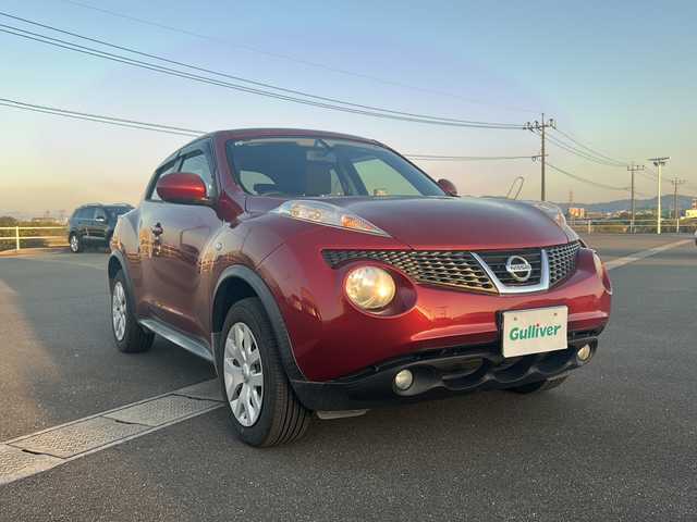 日産 ジューク 15RX タイプV 佐賀県 2013(平25)年 10.2万km ラディアントレッド 純正SDナビゲーション/・フルセグTV/CD/SD/AUX/バックカメラ/アイドリングストップ/横滑り防止装置/ISOFIX対応/革巻きステアリング/純正フォグランプ/純正フロアマット/純正ドアバイザ―/新車保証書/取扱説明書/スペアキー１本