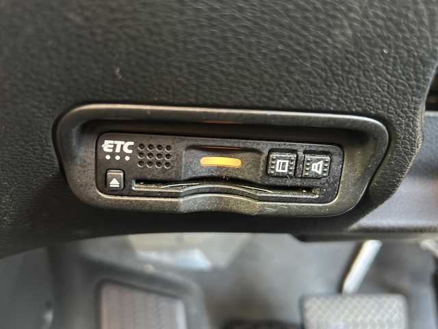 ホンダ ヴェゼル ハイブリッド Z ホンダセンシング 兵庫県 2019(令1)年 6.8万km プラチナホワイトパール 純正ギャザーズナビ【CD/DVD/TV】/ハーフレザーシート/バックカメラ/純正１７インチアルミ/プッシュスタート/ホンダセンシング【衝突軽減ブレーキ】/ルーフレール/パドルシフト/シートヒーター/レーンキープアシスト/オートクルーズコントロール【追従あり】/ACC先行車検知音/先行車発信お知らせ/リアクティブフォースペダル/標識認識機能/ビルトインETC/ブレーキホールド