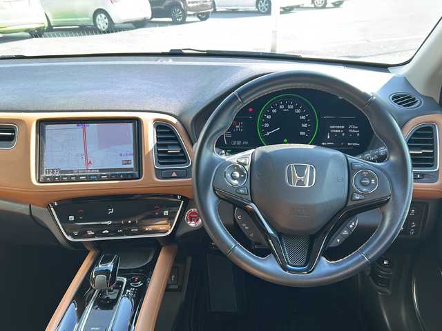 ホンダ ヴェゼル ハイブリッド Z ホンダセンシング 兵庫県 2019(令1)年 6.8万km プラチナホワイトパール 純正ギャザーズナビ【CD/DVD/TV】/ハーフレザーシート/バックカメラ/純正１７インチアルミ/プッシュスタート/ホンダセンシング【衝突軽減ブレーキ】/ルーフレール/パドルシフト/シートヒーター/レーンキープアシスト/オートクルーズコントロール【追従あり】/ACC先行車検知音/先行車発信お知らせ/リアクティブフォースペダル/標識認識機能/ビルトインETC/ブレーキホールド