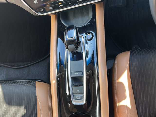 ホンダ ヴェゼル ハイブリッド Z ホンダセンシング 兵庫県 2019(令1)年 6.8万km プラチナホワイトパール 純正ギャザーズナビ【CD/DVD/TV】/ハーフレザーシート/バックカメラ/純正１７インチアルミ/プッシュスタート/ホンダセンシング【衝突軽減ブレーキ】/ルーフレール/パドルシフト/シートヒーター/レーンキープアシスト/オートクルーズコントロール【追従あり】/ACC先行車検知音/先行車発信お知らせ/リアクティブフォースペダル/標識認識機能/ビルトインETC/ブレーキホールド