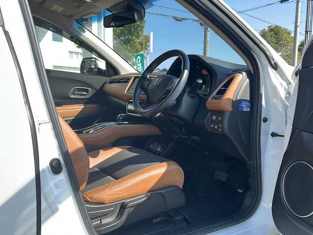 ホンダ ヴェゼル ハイブリッド Z ホンダセンシング 兵庫県 2019(令1)年 6.8万km プラチナホワイトパール 純正ギャザーズナビ【CD/DVD/TV】/ハーフレザーシート/バックカメラ/純正１７インチアルミ/プッシュスタート/ホンダセンシング【衝突軽減ブレーキ】/ルーフレール/パドルシフト/シートヒーター/レーンキープアシスト/オートクルーズコントロール【追従あり】/ACC先行車検知音/先行車発信お知らせ/リアクティブフォースペダル/標識認識機能/ビルトインETC/ブレーキホールド